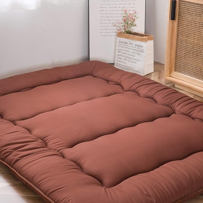 MAXYOYO Japanese Floor Mattress Futon Mattress, Thicken Tatami Mat Sleeping Pad Foldable Roll Up Mattress Boys Girls Dormitory Mattress Pad Floor Lounger Bed, Coffee, Queen