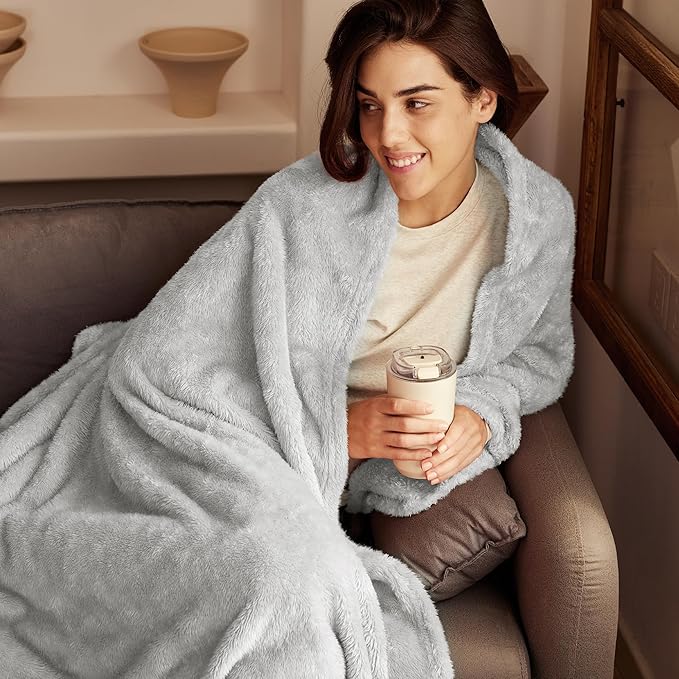 Exclusivo Mezcla Plush Fuzzy Fleece Bed Blanket King Size, Super Soft, Fluffy and Warm Blankets, Suitable for All Seasons (Light Grey, 90x104 Inches)