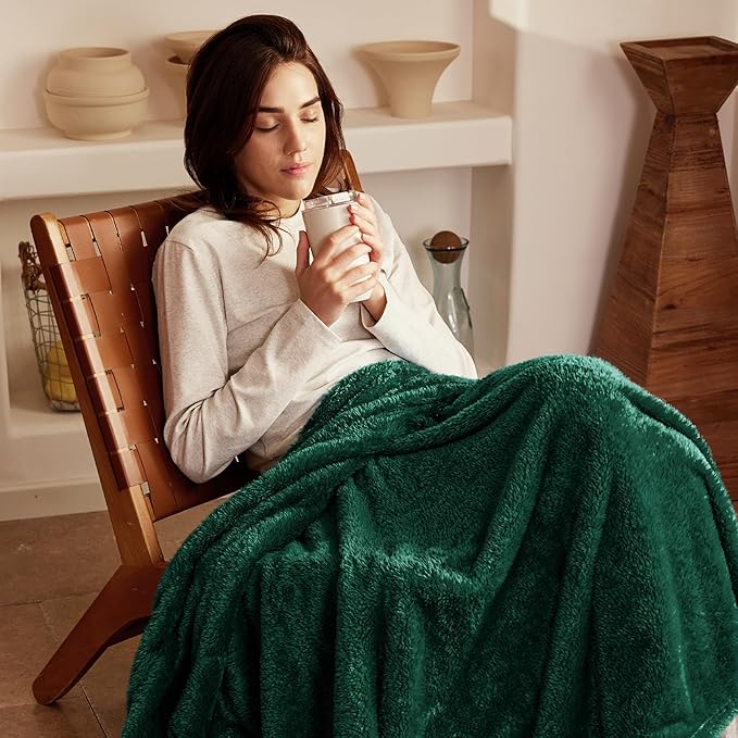 Exclusivo Mezcla Plush Fuzzy Fleece Bed Blanket Twin Size, Super Soft, Fluffy and Warm Blankets, Suitable for All Seasons (Forest Green, 90x66 Inches)