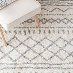 SAFAVIEH Arizona Shag Collection Accent Rug - 3'2" Round, Ivory & Grey, Geometric Design, Ideal for High Traffic Areas in Entryway, Kitchen & Bathroom (ASG741F-3R)